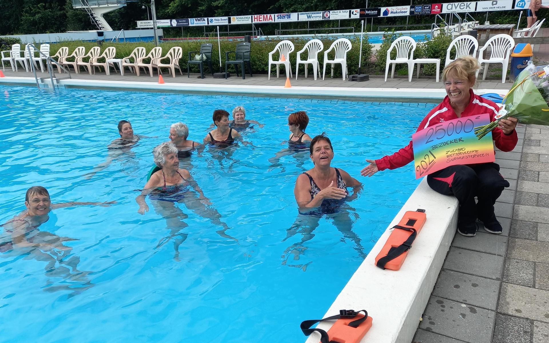 Mijlpaal voor zwembad Wettervlecke in Surhuisterveen - Leeuwarder Courant