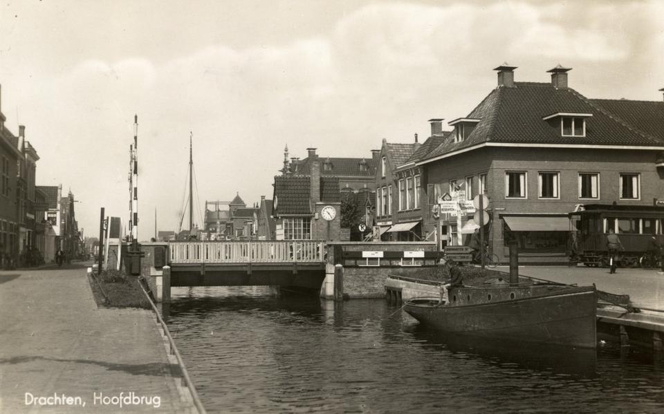 De hoofdbrug met rechts café 'Het wapen van Friesland'.