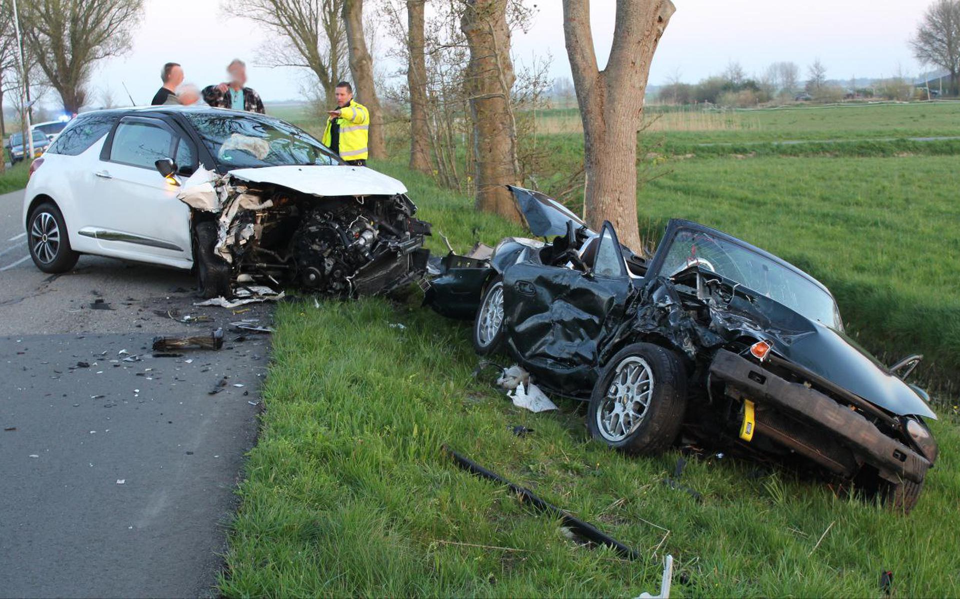 Op de Wartenserdyk tussen Wergea en Warten zijn maandagavond twee auto’s met elkaar in botsing gekomen.