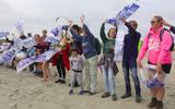 Deelnemers aan de Beach Cleanup Tour verzamelen zich op het strand van Schiermonnikoog. FOTO ILJA ZONNEVELD