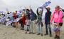 Deelnemers aan de Beach Cleanup Tour verzamelen zich op het strand van Schiermonnikoog. FOTO ILJA ZONNEVELD