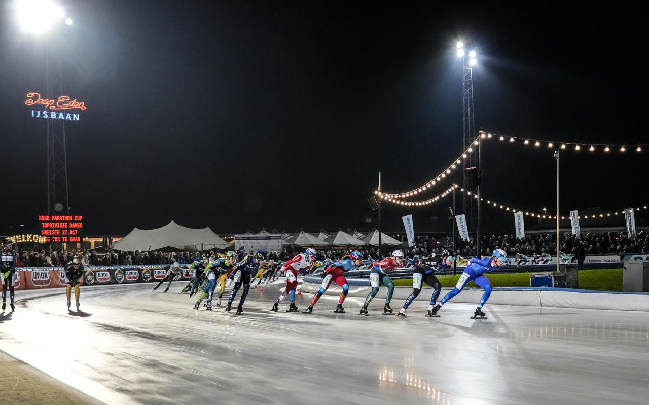 Sfeerbeeld van de eerste marathon in 602 dagen. In Amsterdam rijdt Aggie Walsma op kop van het vrouwenpeloton. Sfeerbeeld van de eerste marathon in 602 dagen. In Amsterdam rijdt Aggie Walsma op kop van het vrouwenpeloton.