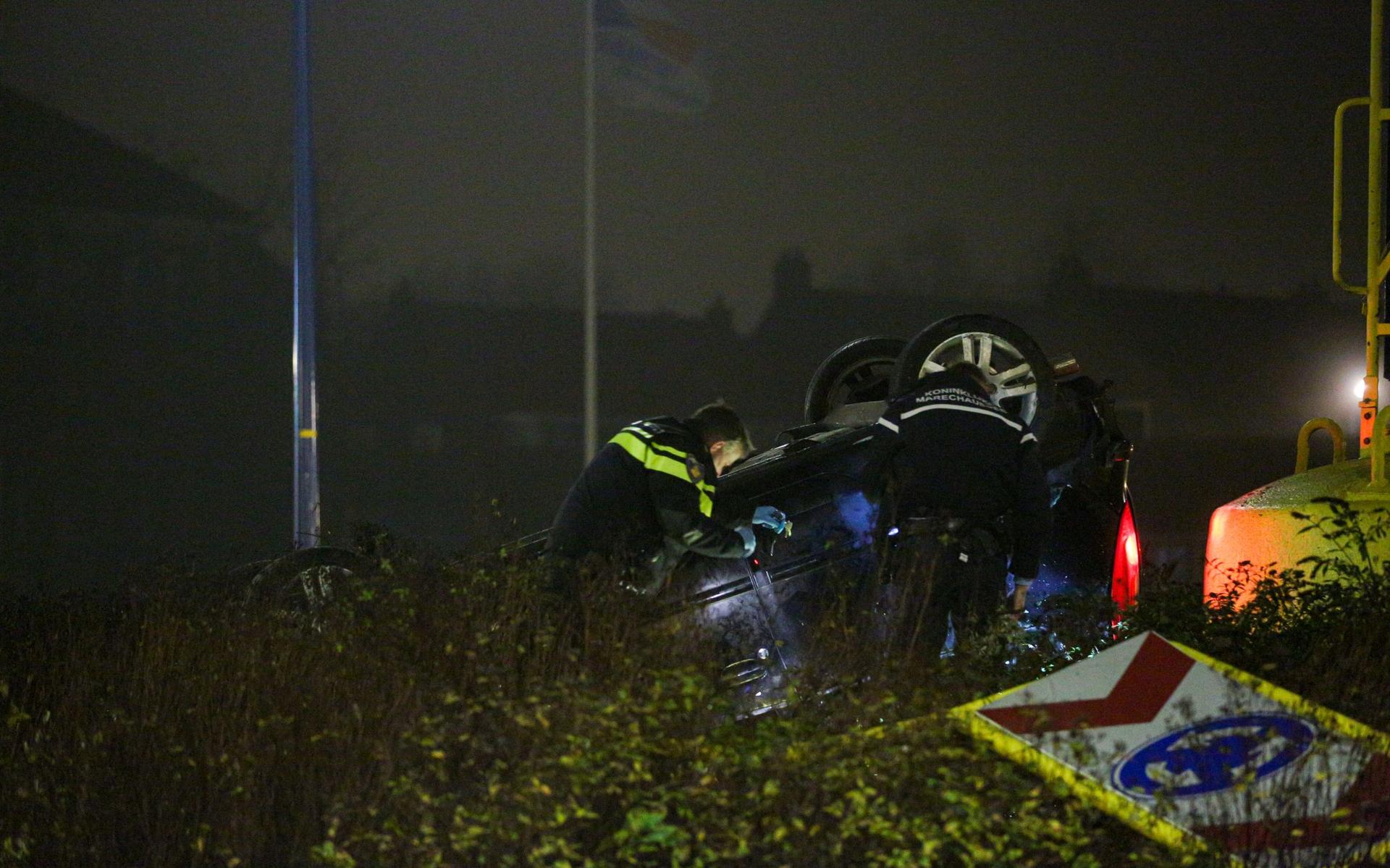 Auto op de kop op rotonde in Harlingen. 38-jarige bestuurder onder invloed - Leeuwarder Courant