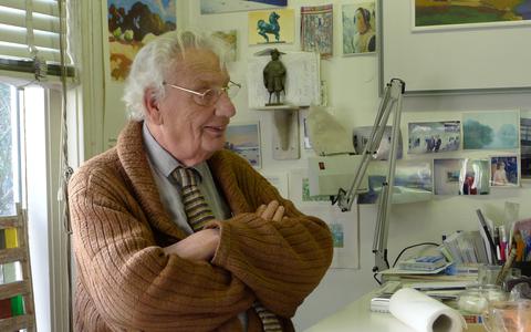 Jentsje Popma in zijn atelier bij de overdracht van zijn werk aan Nijkleaster in 2015. 