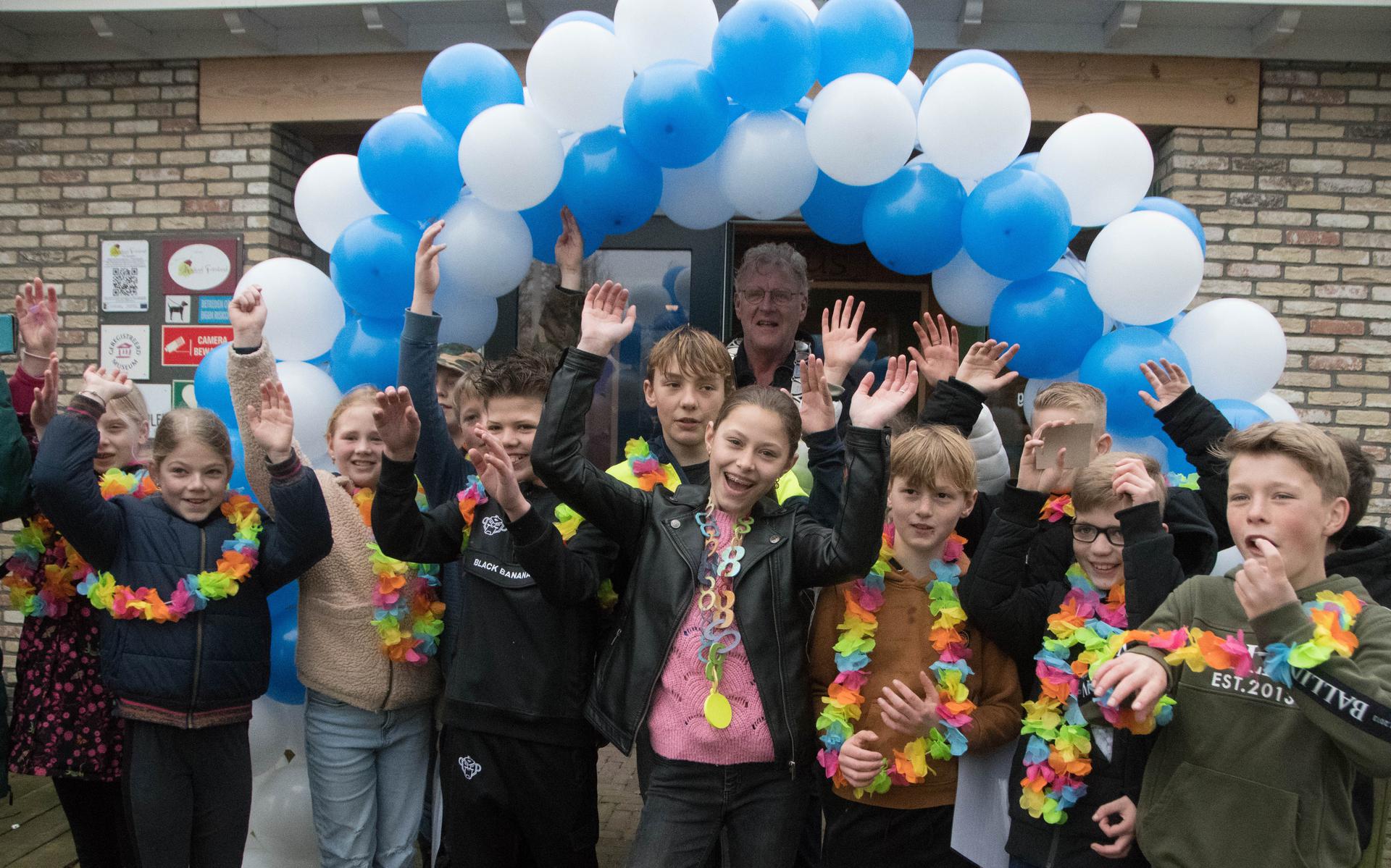 De feestende kinderen met kinderburgemeester Lisanne en achter haar burgemeester Oebele Brouwer.
