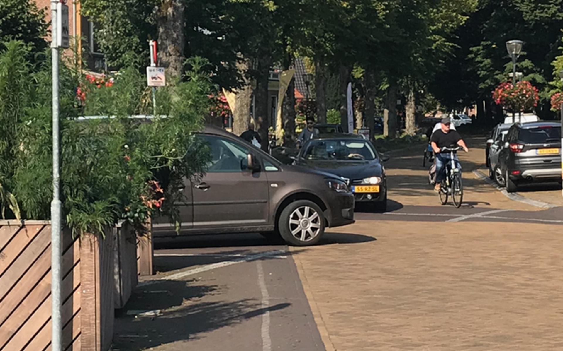 Links op de foto de grote bloembakken in het centrum van Stiens.