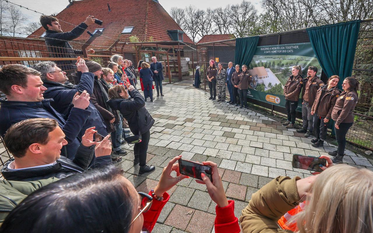In Nijeberkoop werd dinsdagmiddag bij Felida, het opvangcentrum voor grote katachtigen, het startsein gegeven voor een grootschalige verbouwing. In Nijeberkoop werd dinsdagmiddag bij Felida, het opvangcentrum voor grote katachtigen, het startsein gegeven voor een grootschalige verbouwing.