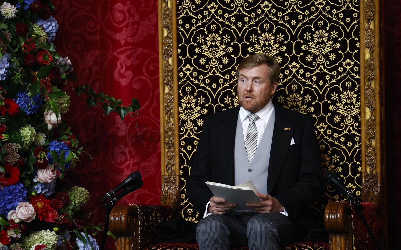 Koning Willem-Alexander leest de troonrede voor op Prinsjesdag aan leden van de Eerste en Tweede Kamer in de Grote Kerk. 