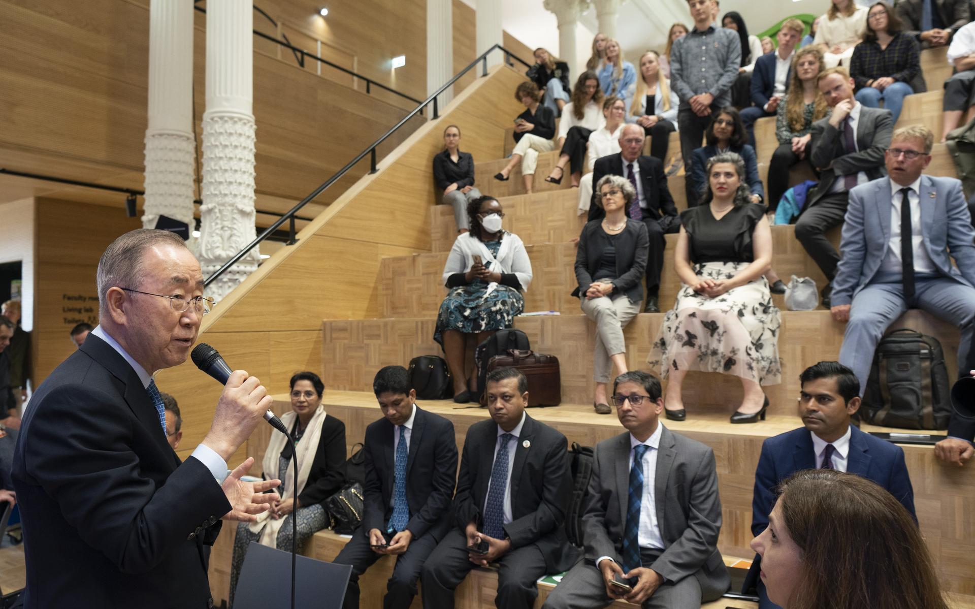 'Een minuutje stelen' onder toeziend oog van Ban Ki-moon op Campus Fryslân - Leeuwarder Courant