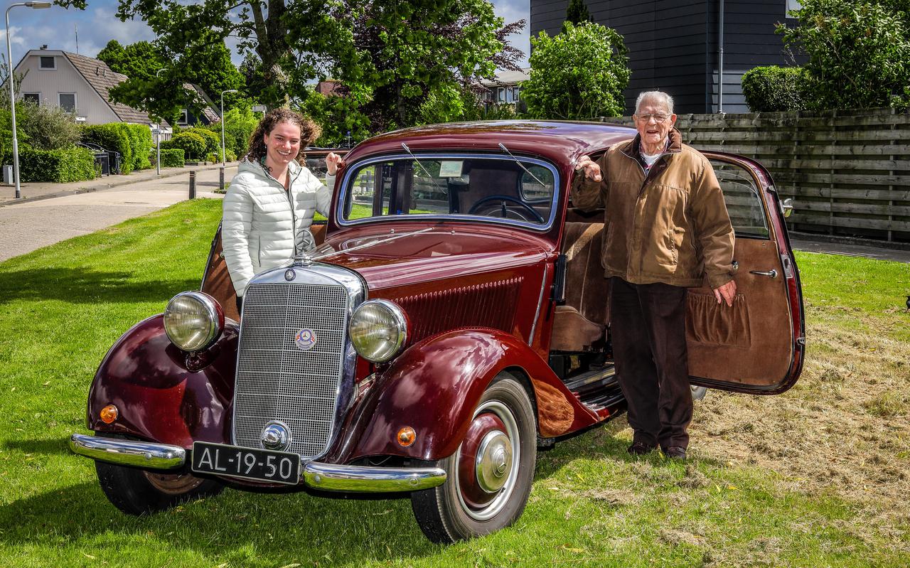 Jan Aukema (98) en kleindochter Sasja Coehoorn bij de uit 1949 daterende Mercedes.