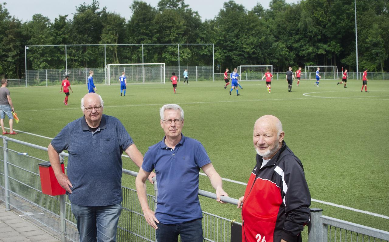 Durk van Assen, Hans van der Hoef en Kees de Haan (vanaf links) langs de kant van het veld bij Broekster Boys. Durk van Assen, Hans van der Hoef en Kees de Haan (vanaf links) langs de kant van het veld bij Broekster Boys.