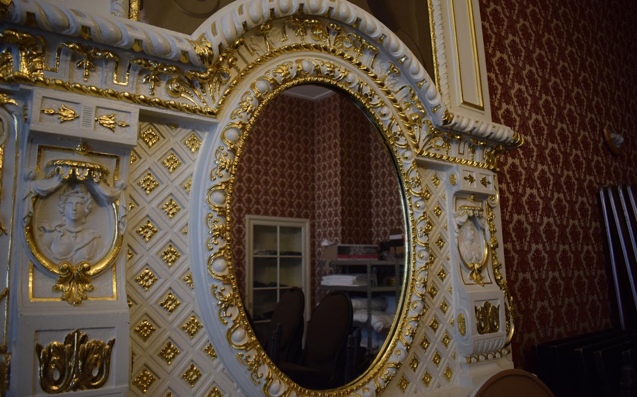 Ornamenten op een schouw.