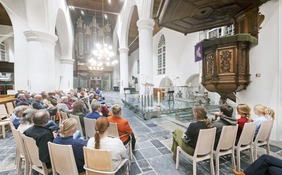 Lange stilte en daarna orgelspel in de Grote Kerk. Daarmee begon een discussie-avond over de rol van de kerk in 2050. 