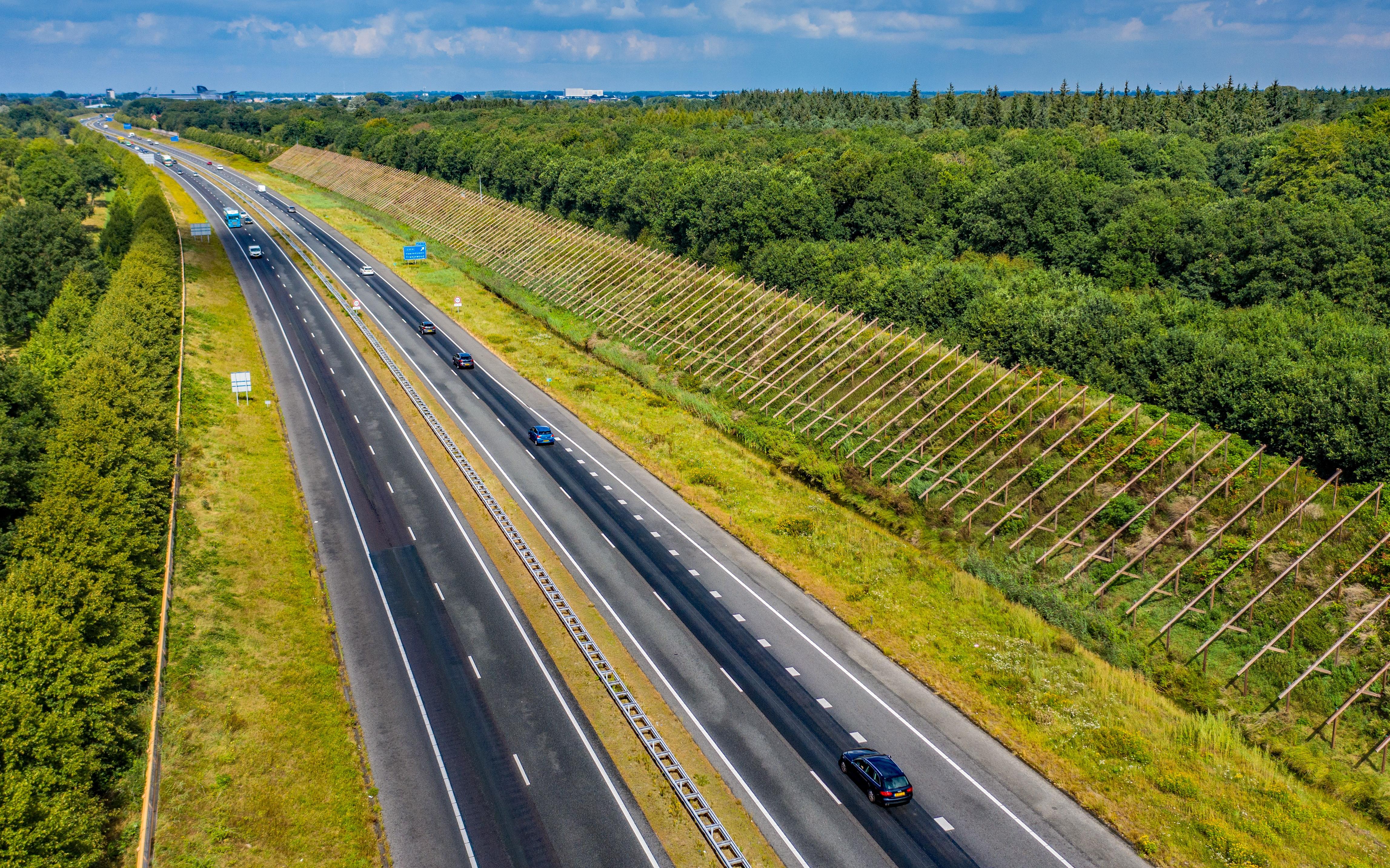 Nog meer vertraging bij aanleg zonnewal A32: tekort aan glas - Leeuwarder Courant