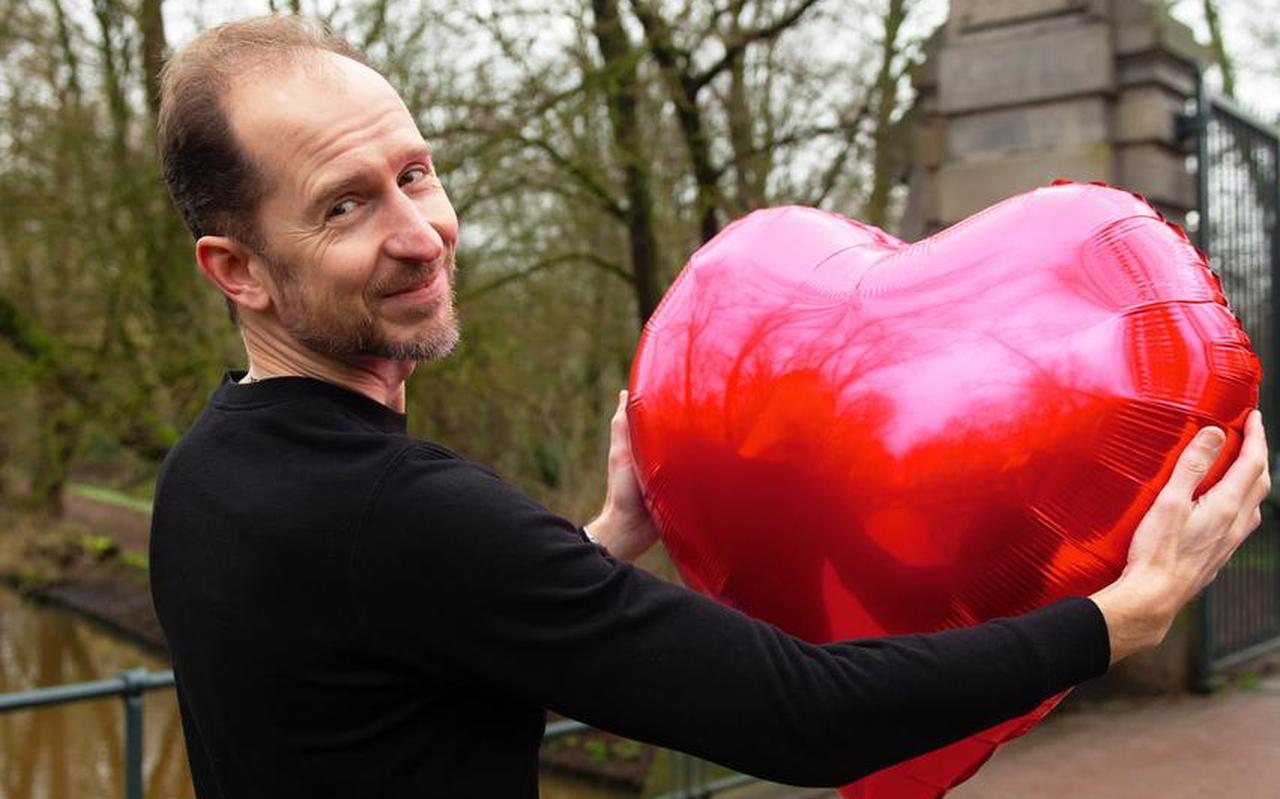 Jan Drost: ,,Verliefdheid is voor een deel projectie. Een ideaalbeeld dat we op die ander projecteren. Een droom. We richten al onze lichten op die persoon. Wat daarbuiten ligt, doet er eigenlijk niet meer toe en de eigenschappen die niet passen binnen ons ideaalbeeld zien we over het hoofd.'' Jan Drost: ,,Verliefdheid is voor een deel projectie. Een ideaalbeeld dat we op die ander projecteren. Een droom. We richten al onze lichten op die persoon. Wat daarbuiten ligt, doet er eigenlijk niet meer toe en de eigenschappen die niet passen binnen ons ideaalbeeld zien we over het hoofd.''