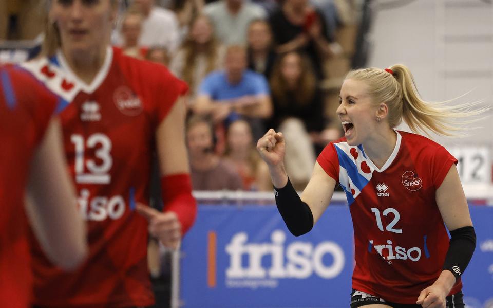 Anniek Siebring viert een punt van Friso Sneek.
