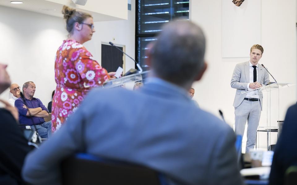 Tjitske Veenstra van GroenLinks in debat met Jeffrey Graansma van de PVV in de raadszaal van de gemeente Achtkarspelen.