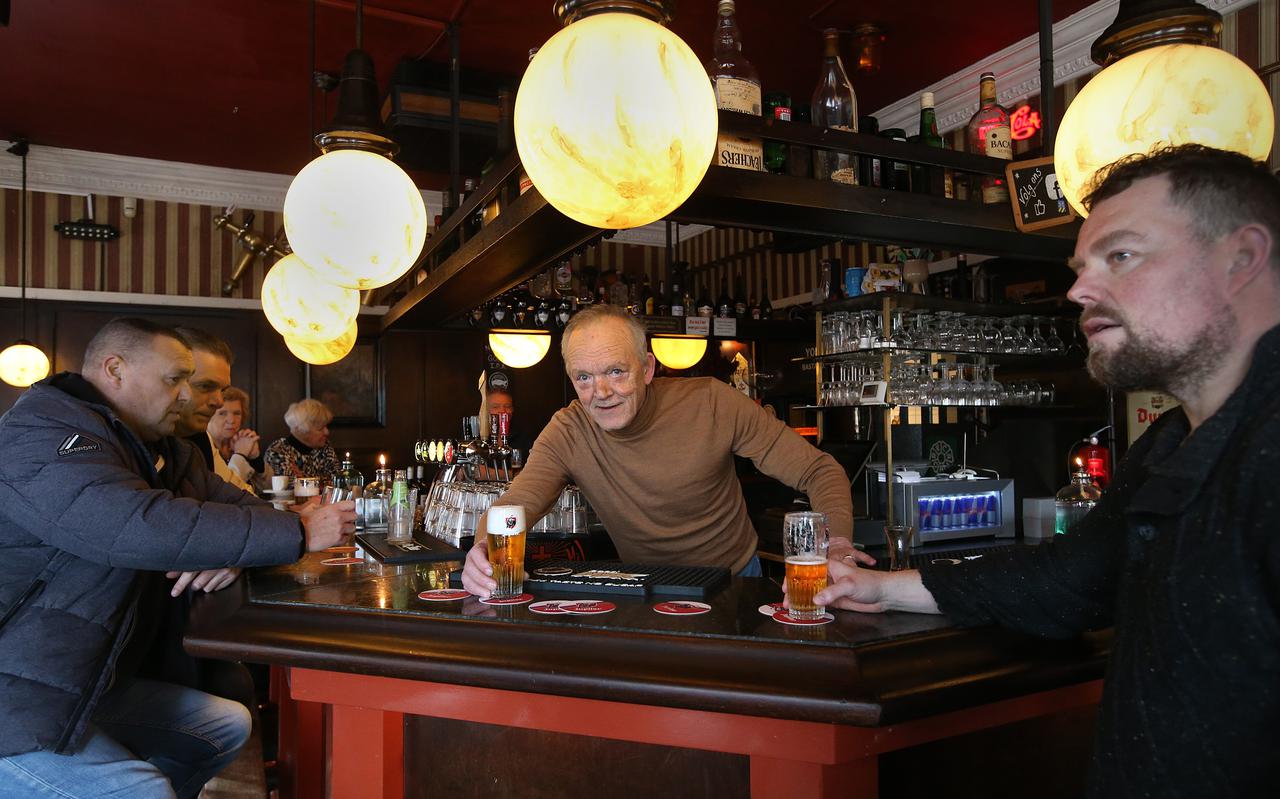 Café-eigenaar Izak Rusticus (achter de bar) en stamgast Sander Velt (rechts).