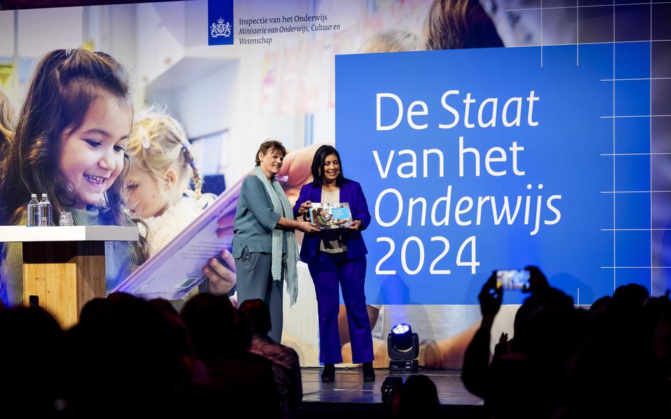 Ria Westendorp van de Onderwijsinspectie overhandigt het rapport De Staat van het Onderwijs aan minister Mariëlle Paul (Primair en Voortgezet Onderwijs). 