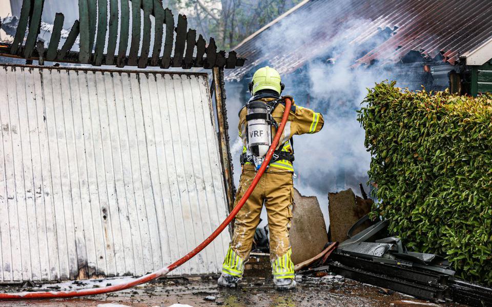 Uitslaande brand in schuren Nijemirdum.