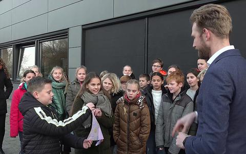 Minister van Onderwijs Dennis Wiersma brengt werkbezoek aan zijn oude basisschool in Franeker