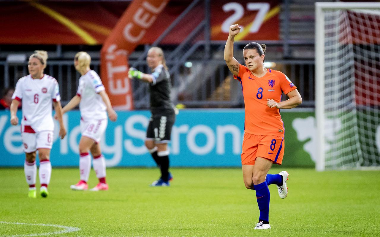 Sherida Spitse van het Nederlands elftal in actie tegen Denemarken tijdens de WEURO2017, het EK voetbal vrouwen. 