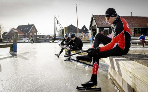 Henk Angenent in Hindeloopen. Afgelopen zondag schaatste Angenent - na 24 jaar - de Elfstedentocht opnieuw. 