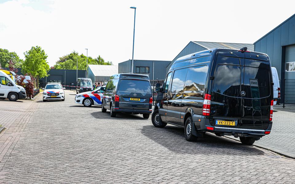 Politie in de Suvelstrjitte op het industrieterrein van Feanwâlden.