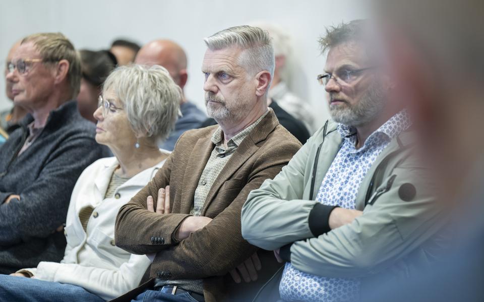 De opgestapte wethouder Gerben Wiersma van de ChristenUnie luisterde het duidingsdebat mee vanaf de publieke tribune.