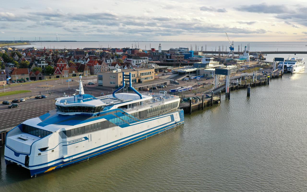 De Willem Barentsz in de haven van Harlingen. De twee jaar oude veerboot wordt minder ingezet door Doeksen, omdat deze op de dure brandstof LNG vaart. 