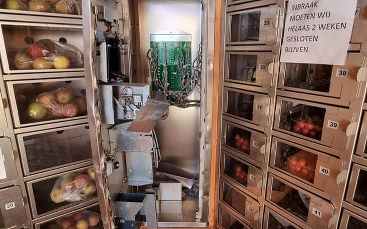 Krakers sloopten met geweld de groente- en fruitautomaten op bij meerdere kwekers en boeren in Waadhoeke. Krakers sloopten met geweld de groente- en fruitautomaten op bij meerdere kwekers en boeren in Waadhoeke.