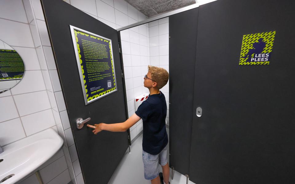Hidde Simon Dijkstra uit Burgwerd inspecteert de nieuwe leesplee op zijn school csg Bogerman in Sneek.