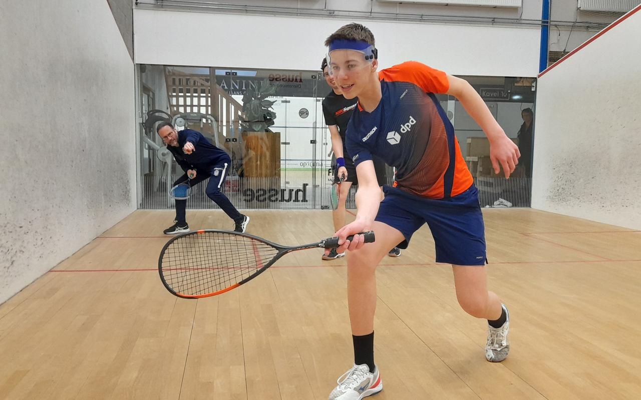 Squashtalent Quinten (voor) krijgt instructies van trainer Marchel Bardis (achter links) Squashtalent Quinten (voor) krijgt instructies van trainer Marchel Bardis (achter links)