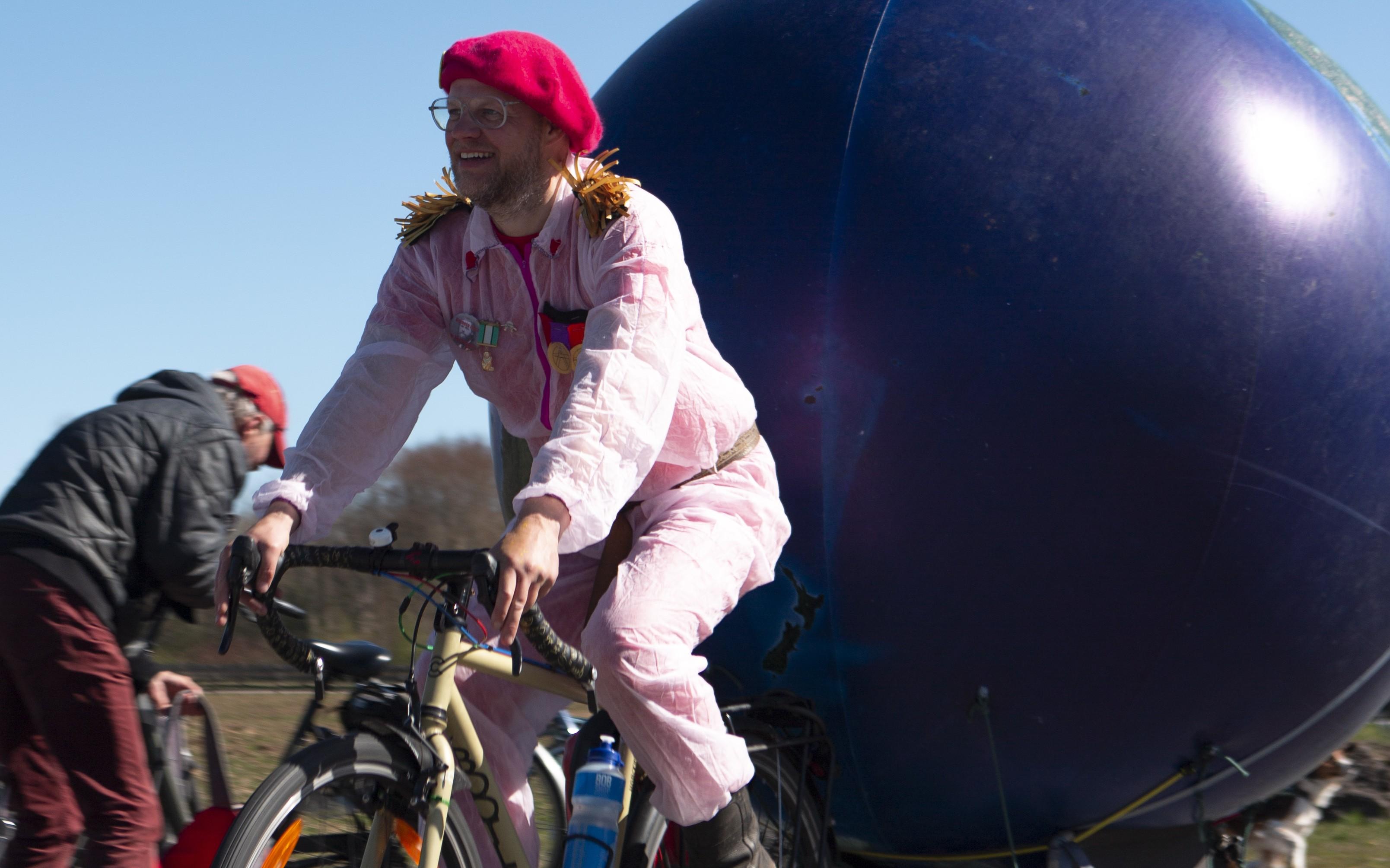 'Luchtfietser' Dirk Kuiken trapt voor het klimaat: 'Het is de ondergang of een betere wereld' - Leeu