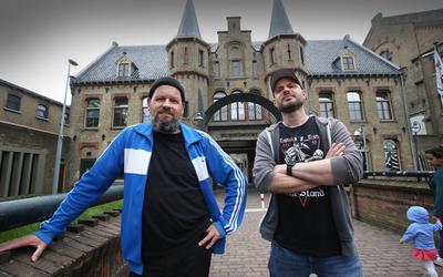 Theo van der Veer (links) en Jeroen Seinstra op historische grond: pal voor de Blokhuispoort in Leeuwarden. ,,It soe handich wêze as it ek ris oerdei op Omrop Fryslân kin." 