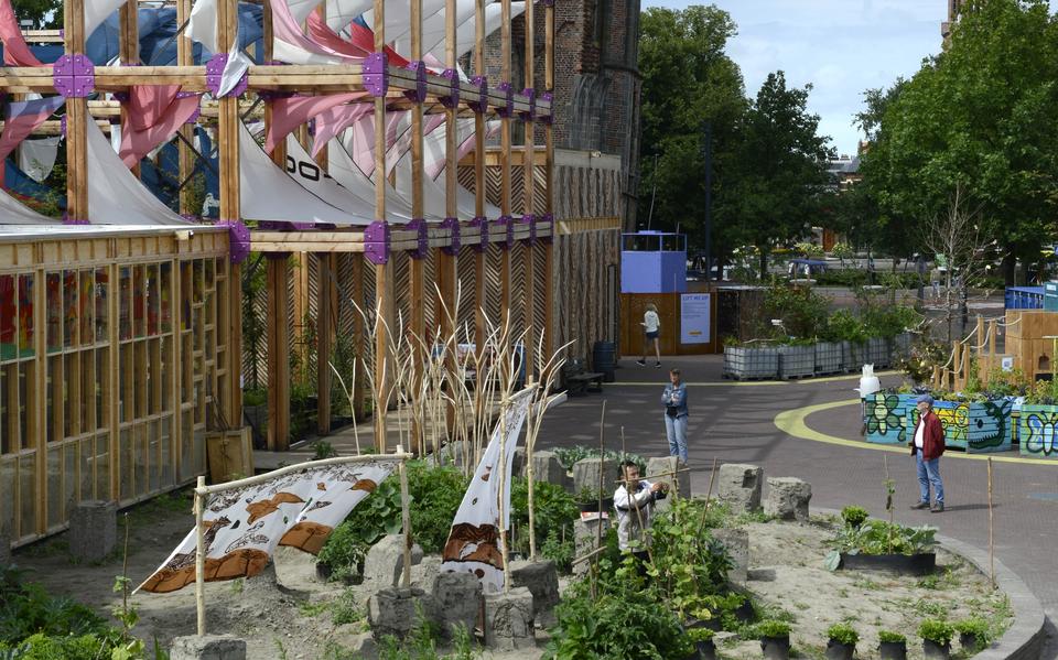Peng Zhang in zijn tuin annex kunstwerk annex atelier.