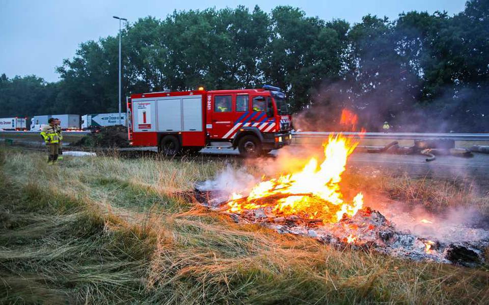 Weer boerenacties bij snelwegen, hooibalen in brand langs A28 bij Harderwijk. FOTO NEWS UNITED