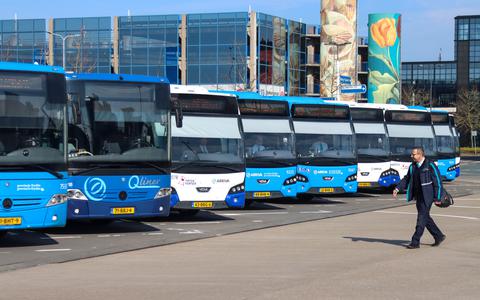 Bussen van Arriva op het station in Leeuwarden.