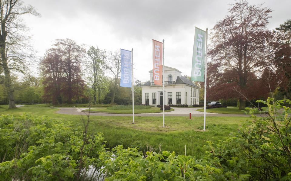 Buuten-vlaggen bij de villa in Park Vijversburg in Tytsjerk.