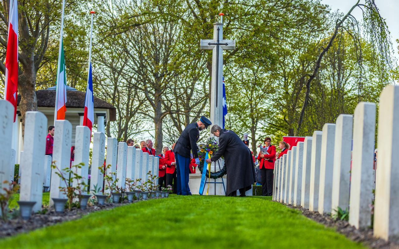 Burgemeester van Harlingen Ina Sjerps legt een krans op de Algemene Begraafplaats. Burgemeester van Harlingen Ina Sjerps legt een krans op de Algemene Begraafplaats.