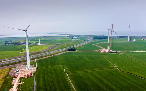 Windpark Nij Hiddum Houw in aanbouw.

