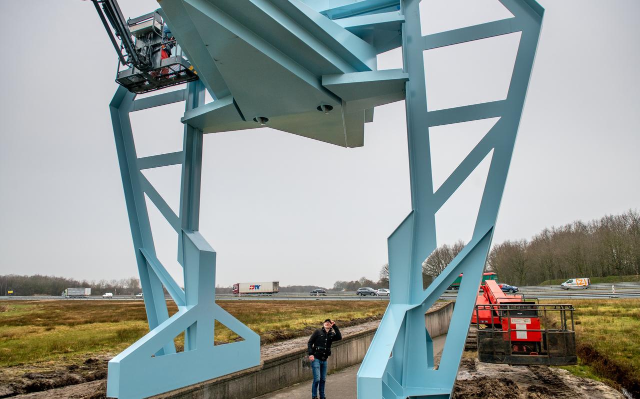 Frank Havermans bij de plaatsing van zijn kunstwerk. Het middendeel beweegt heel langzaam op en neer. Frank Havermans bij de plaatsing van zijn kunstwerk. Het middendeel beweegt heel langzaam op en neer.