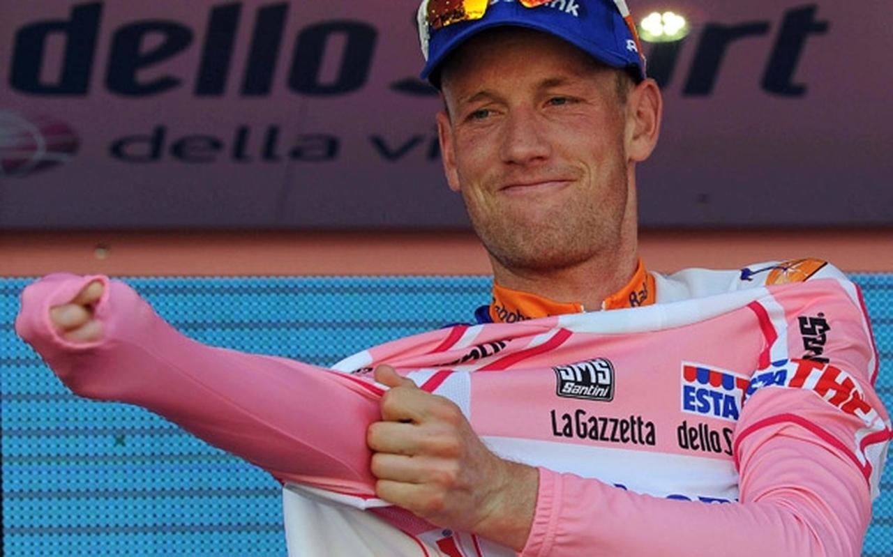 Pieter Weening trekt de roze leiderstrui aan in de Ronde van Italië van 2011. Pieter Weening trekt de roze leiderstrui aan in de Ronde van Italië van 2011.