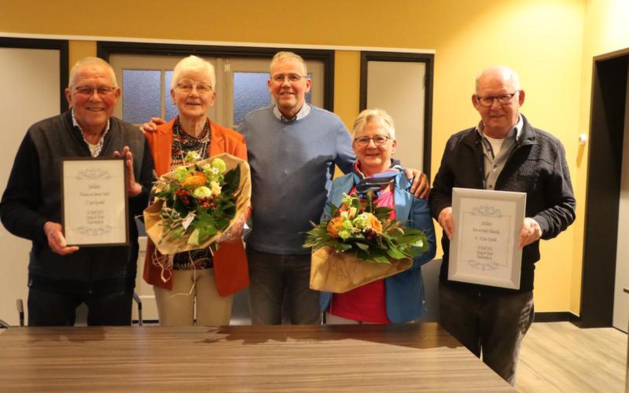 Dirigent Henry Pickee, op de foto in het midden tussen de langdurigste leden, zal in Spanje nagenieten van de optredens met het Nijtsjerkster koor. Hij emigreert officieel per 23 april naar het zuiderland. Dirigent Henry Pickee, op de foto in het midden tussen de langdurigste leden, zal in Spanje nagenieten van de optredens met het Nijtsjerkster koor. Hij emigreert officieel per 23 april naar het zuiderland.