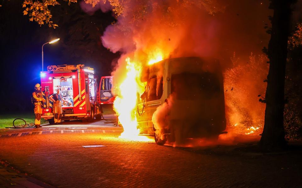 Taxibus op de Vincent van Goghstraat staat in brand op zondagochtend rond vijf uur. 