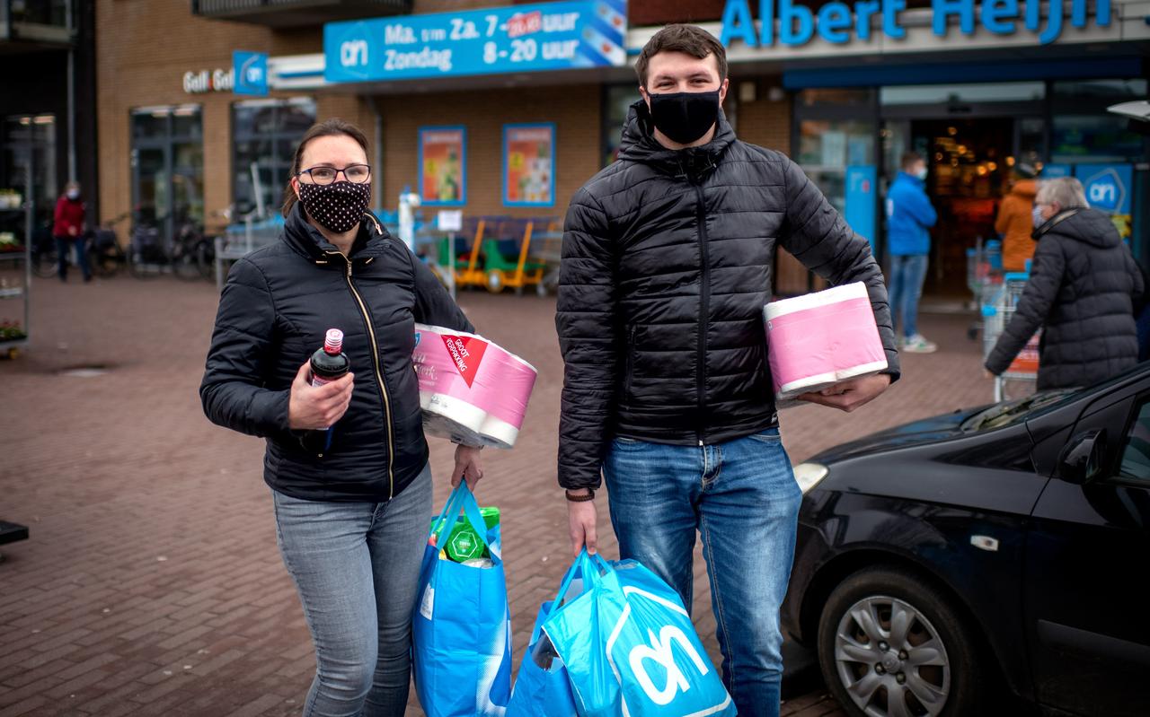 Marjon Klaassen en zoon Aldert Otten uit Gorredijk doen al een jaar elke week de boodschappen voor haar kwetsbare ouders. Marjon Klaassen en zoon Aldert Otten uit Gorredijk doen al een jaar elke week de boodschappen voor haar kwetsbare ouders.