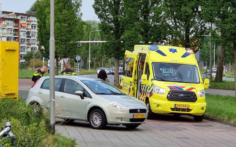 Man gewond na aanrijding bij tankstation in Leeuwarden.