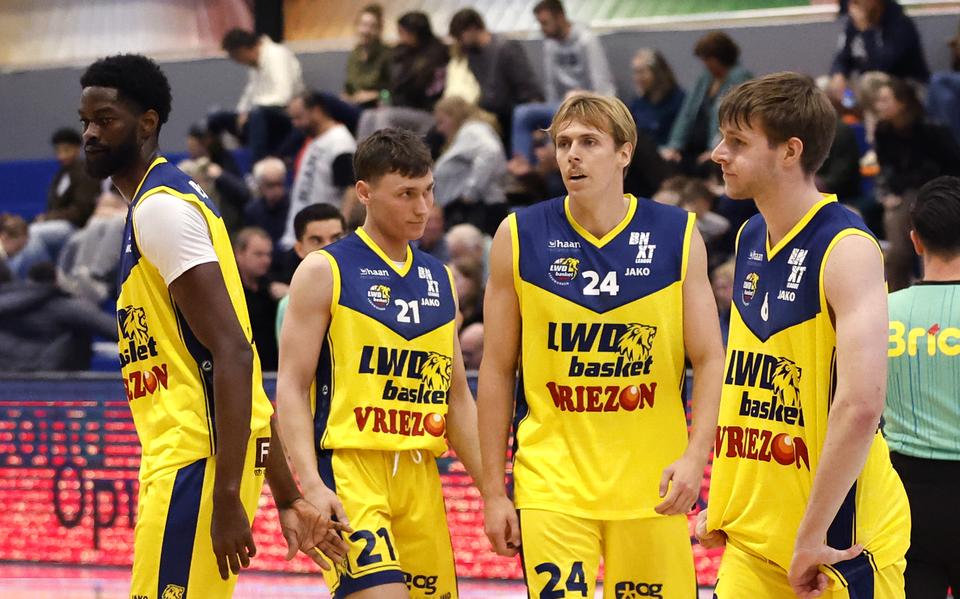 Teleurstelling op de gezichten van Christopher Maidoh , Dyami Janeck , Bjorn Merkx  en Christopher Maidoh (vlnr.) na een flinke oorwassing van Antwerpen Giants.