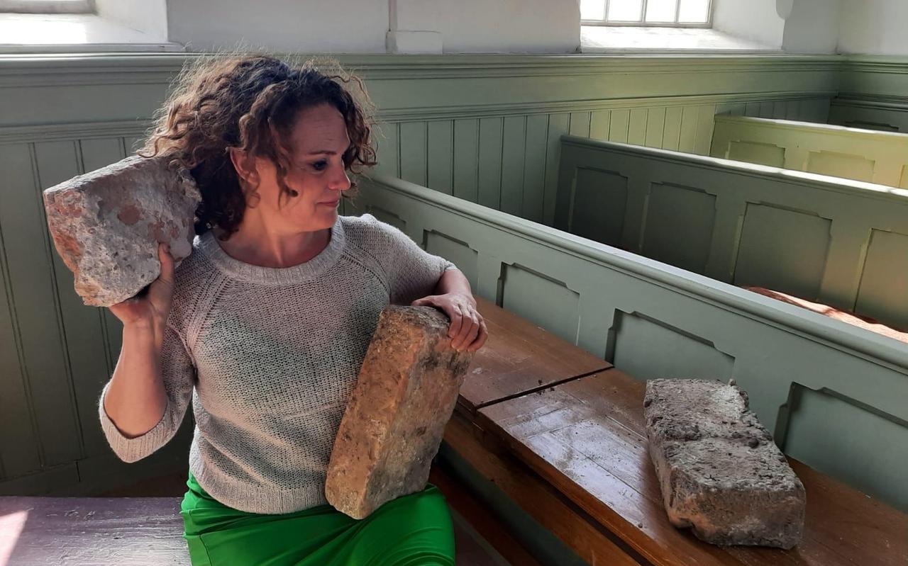 Mirjam Speelman met gevonden kloostermoppen. Mirjam Speelman met gevonden kloostermoppen.