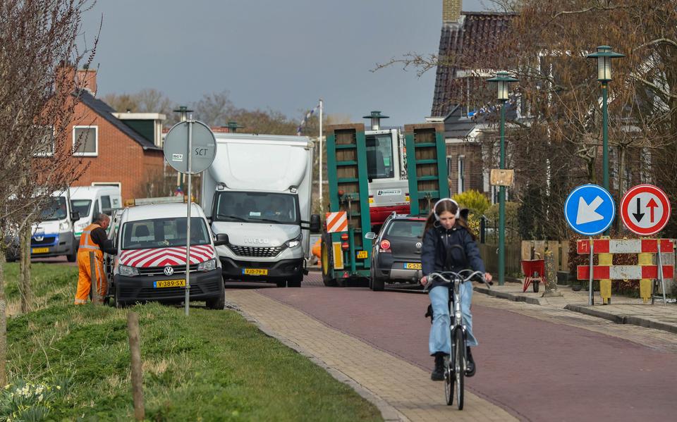 Geen stoep en ook nog werkzaamheden. Het verkeer wurmt zich momenteel door Nijesyl.